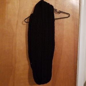 Black nit infinity scarf.
